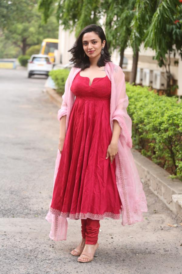 malavika-nair-stills-4-11.jpg