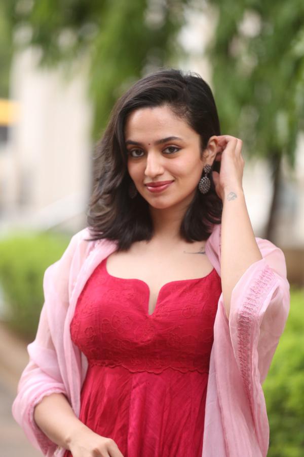 malavika-nair-stills-4-2.jpg