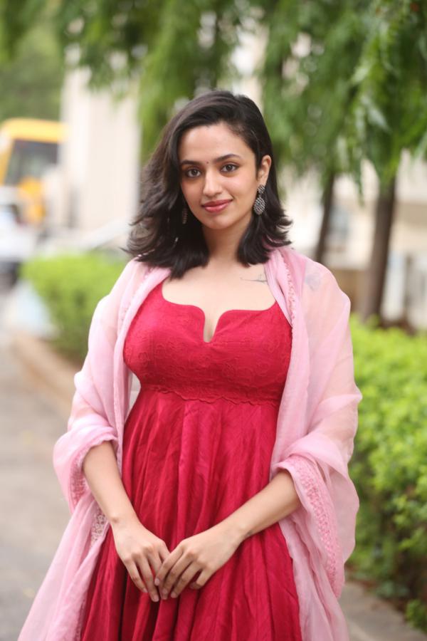 malavika-nair-stills-4-3.jpg