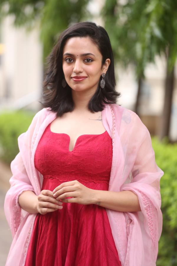 malavika-nair-stills-4-7.jpg