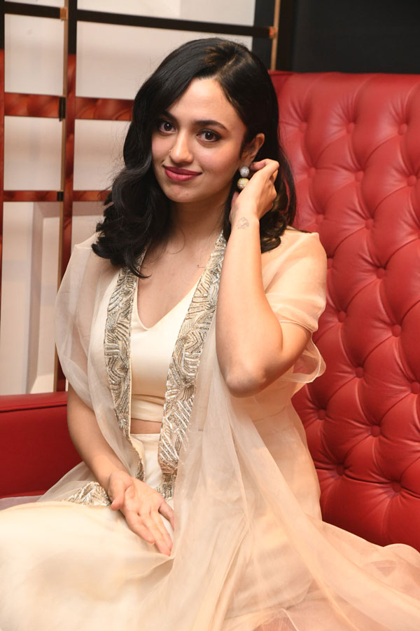 malavika-nair-stills-5-11.jpg