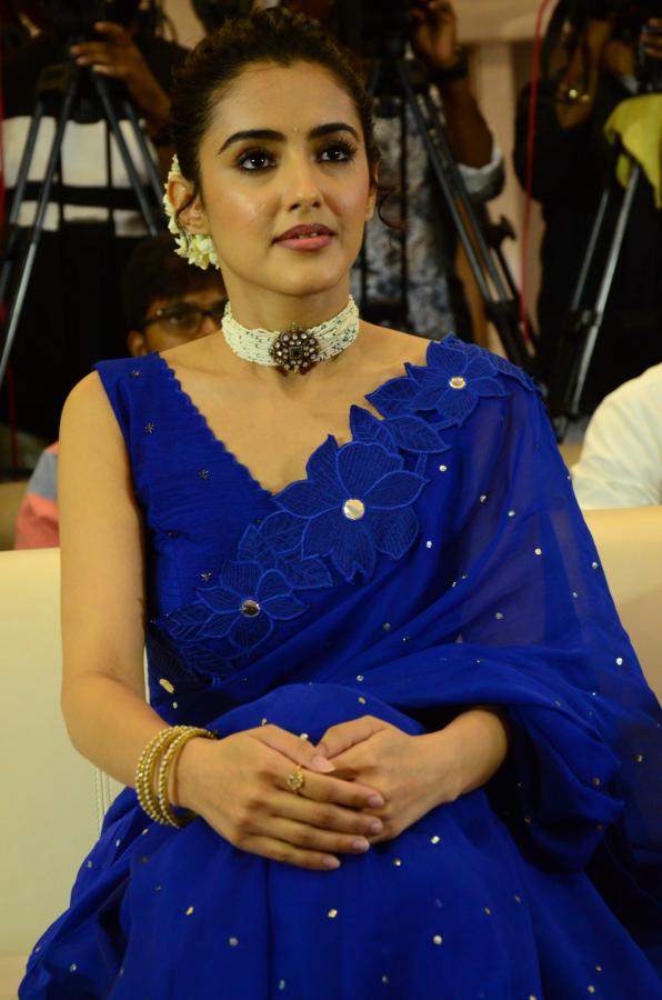 malavika-sharma-stills-2-2.jpg