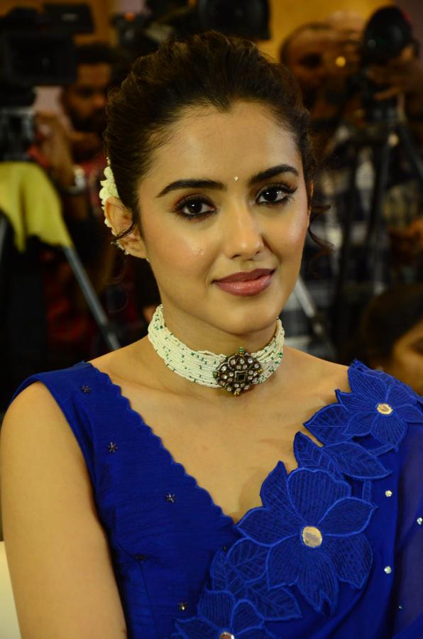 malavika-sharma-stills-2-3.jpg