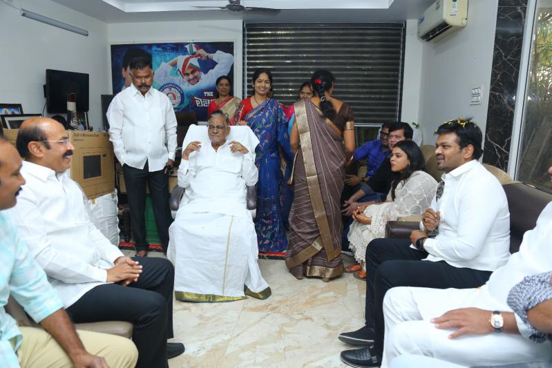 manchu-manoj-bhuma-mounika-reddy-at-kurnool-15.jpg