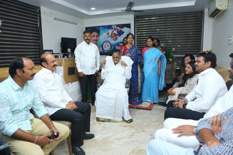 manchu-manoj-bhuma-mounika-reddy-at-kurnool-16.jpg