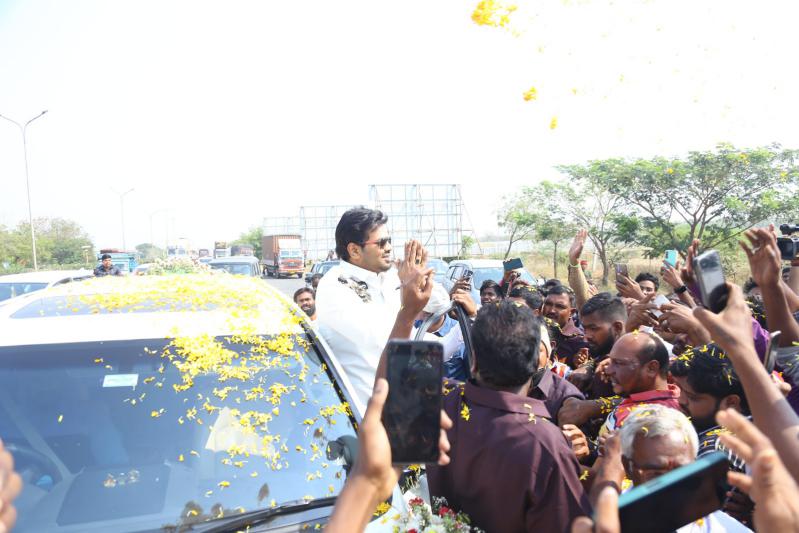 manchu-manoj-bhuma-mounika-reddy-at-kurnool-4.jpg