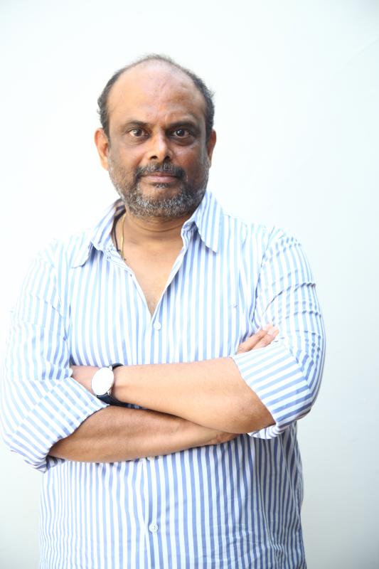 mardhand-venkatesh-with-media-4.jpg