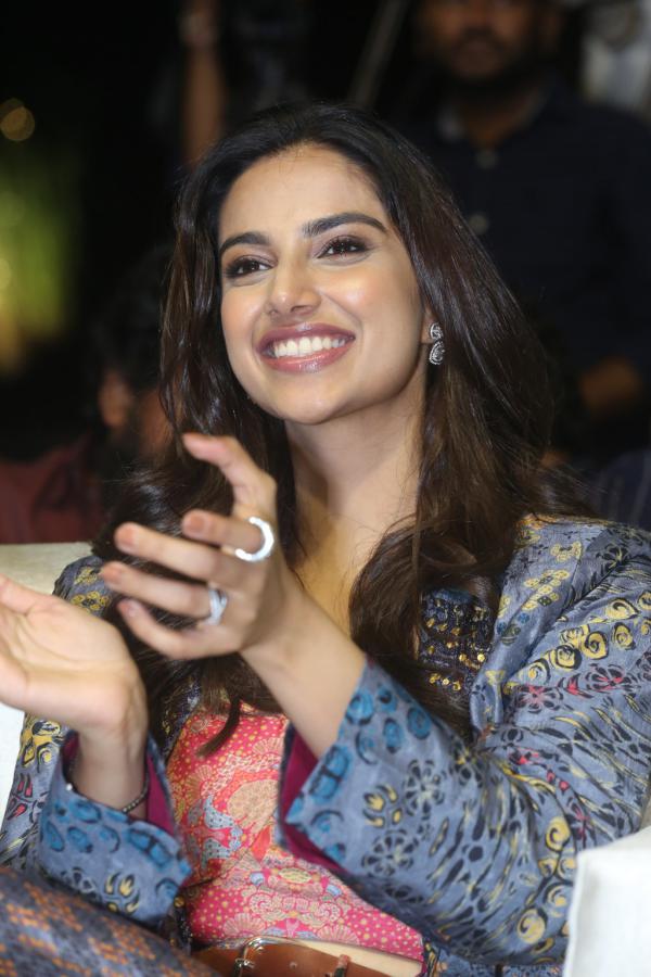 meenakshi-choudary-stills-3-5.jpg
