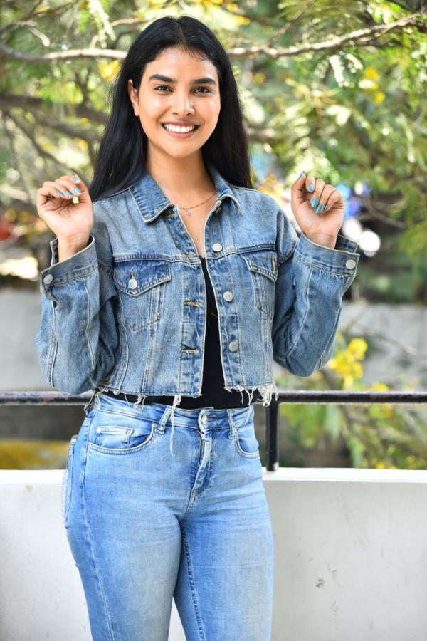 meenakshi-goswami-stills-3-12.jpg