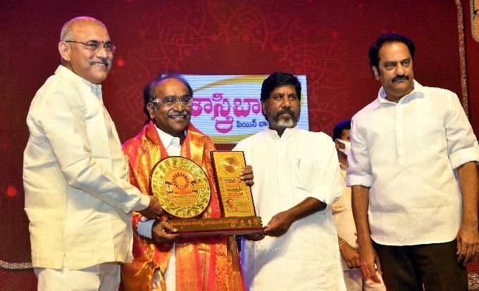 megastar-chiranjeevi-at-may-day-celebrations-12.jpg
