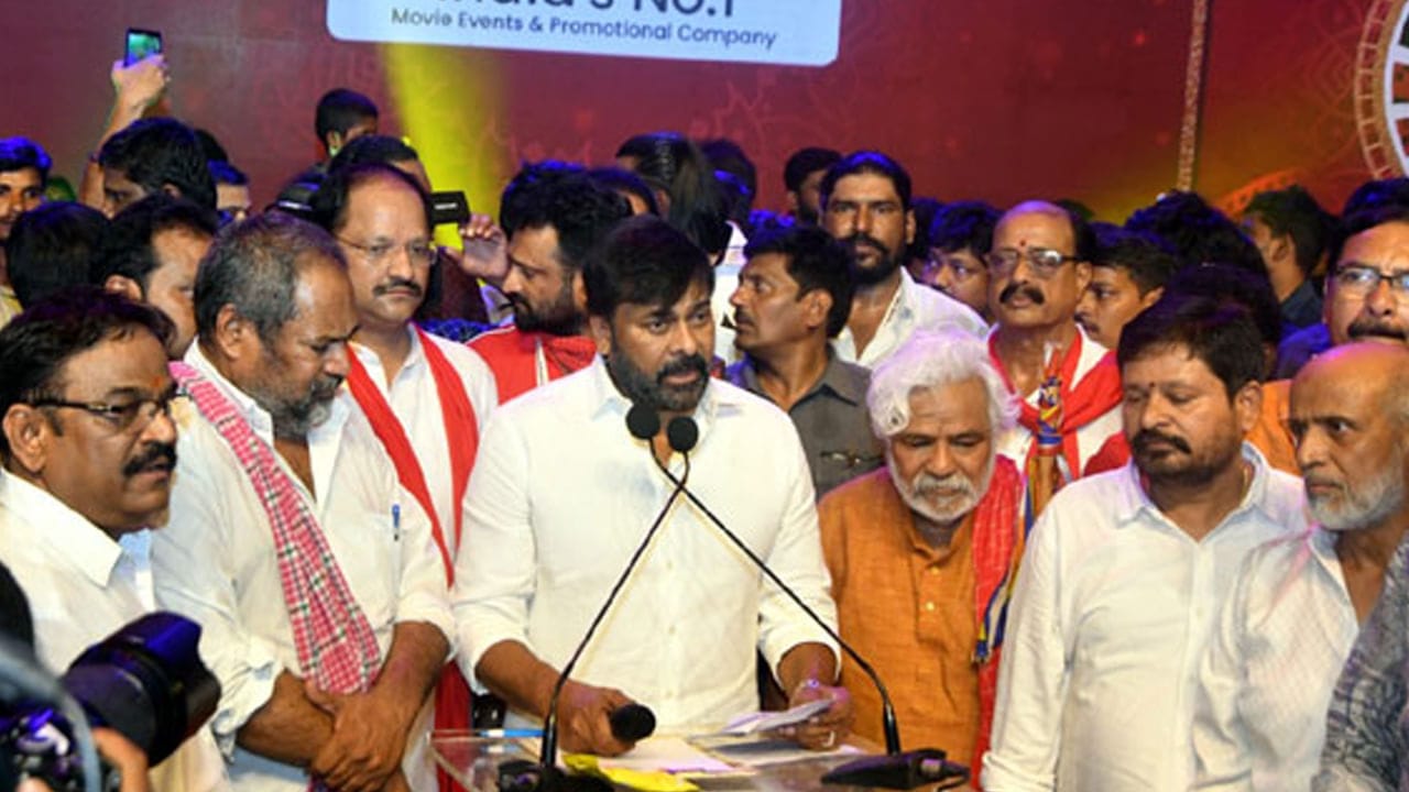 megastar-chiranjeevi-at-may-day-celebrations-3.jpg