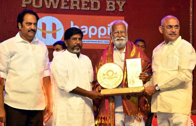 megastar-chiranjeevi-at-may-day-celebrations-9.jpg