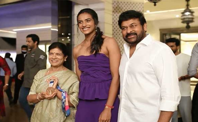 Megastar Chiranjeevi Felicitates PV Sindhu