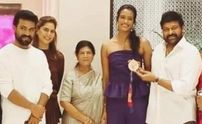 megastar-chiranjeevi-felicitates-pv-sindhu-2.jpg