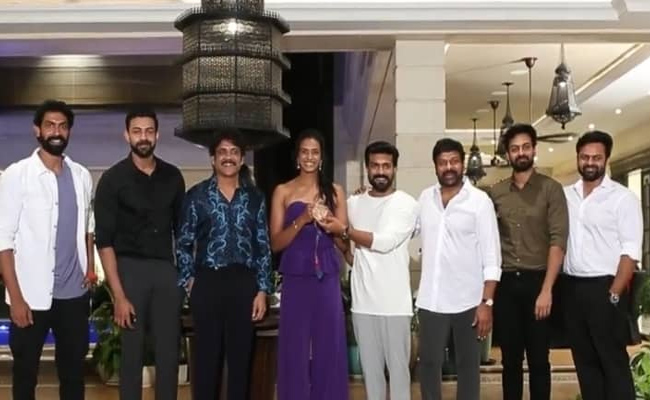 megastar-chiranjeevi-felicitates-pv-sindhu-3.jpg