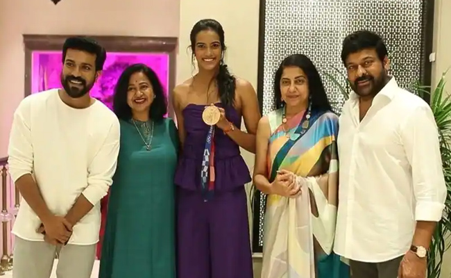 megastar-chiranjeevi-felicitates-pv-sindhu-6.jpg