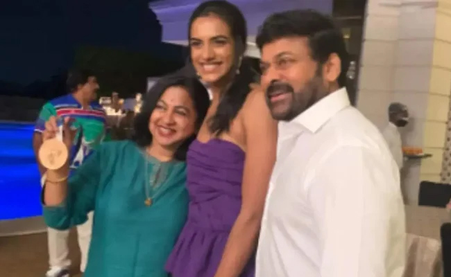 megastar-chiranjeevi-felicitates-pv-sindhu-7.jpg