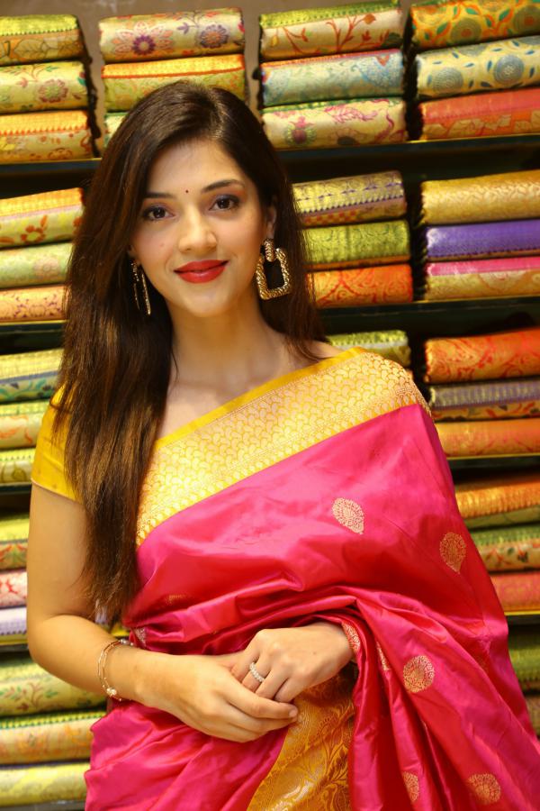 mehreen-kaur-stills-14.jpg