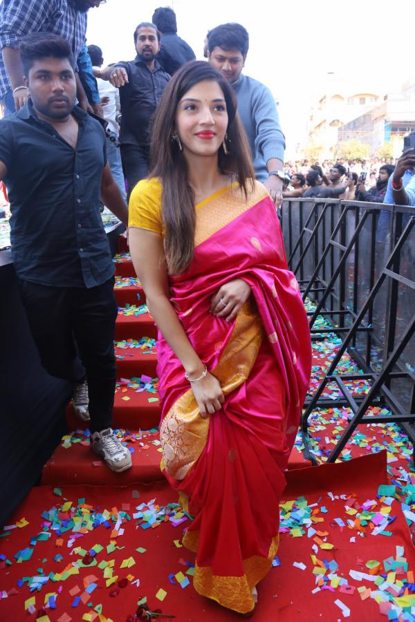 mehreen-kaur-stills-16.jpg