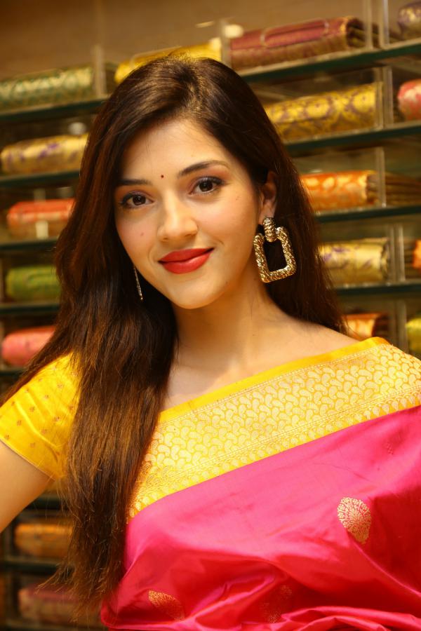 mehreen-kaur-stills-3.jpg