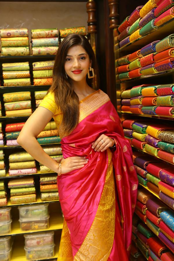 mehreen-kaur-stills-9.jpg