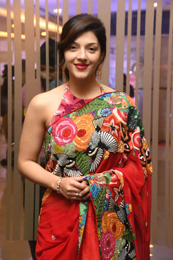 mehreen-pirzada-stills-4-10.jpg