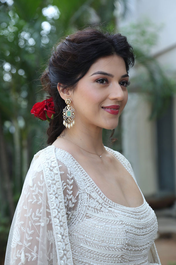 mehreen-pirzada-stills-5-14.jpg