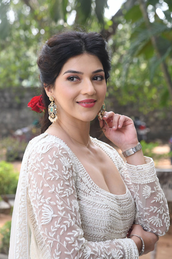 mehreen-pirzada-stills-5-16.jpg