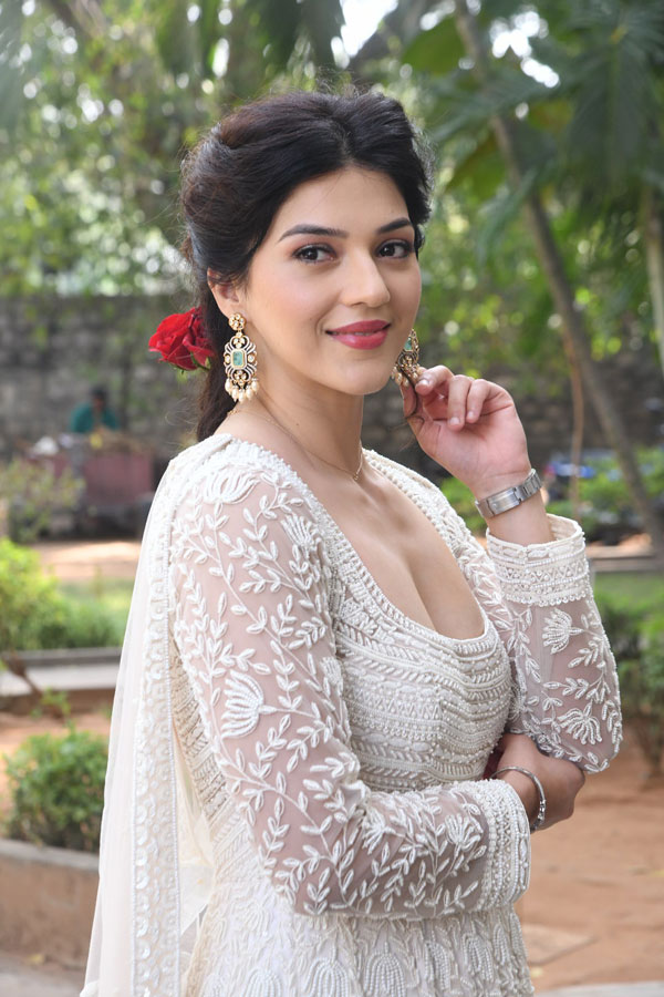mehreen-pirzada-stills-5-17.jpg