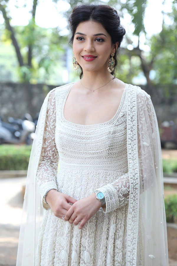 mehreen-pirzada-stills-5-4.jpg