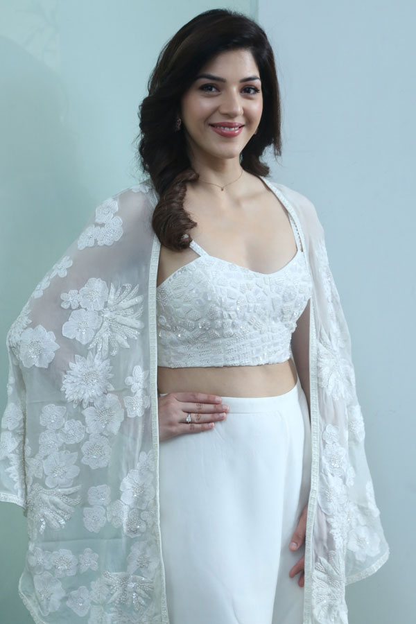 mehreen-pirzada-stills-7-11.jpg