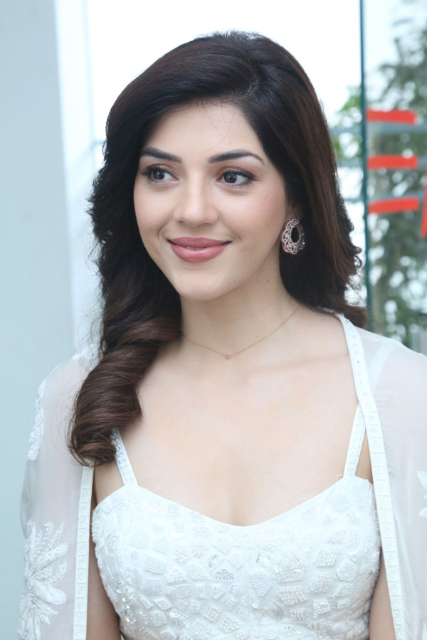 mehreen-pirzada-stills-7-12.jpg