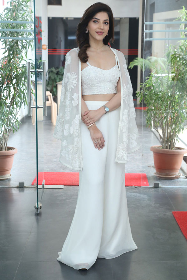 mehreen-pirzada-stills-7-24.jpg
