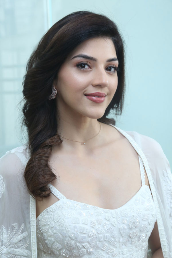 mehreen-pirzada-stills-7-3.jpg
