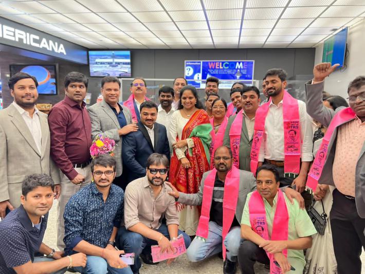 mlc-kavitha-gets-grand-welcome-at-washington-airport-4.jpg