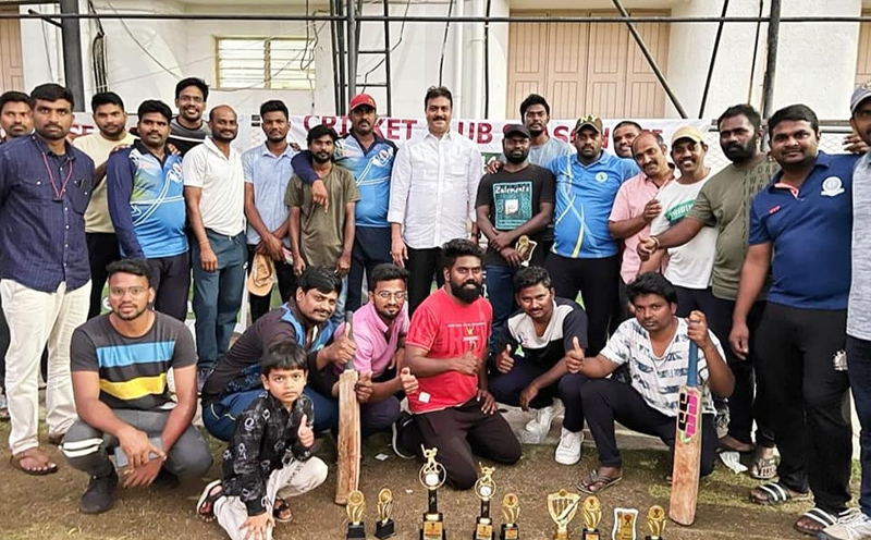 Mohanakrishna Mannava Presented the Trophy to the Winners