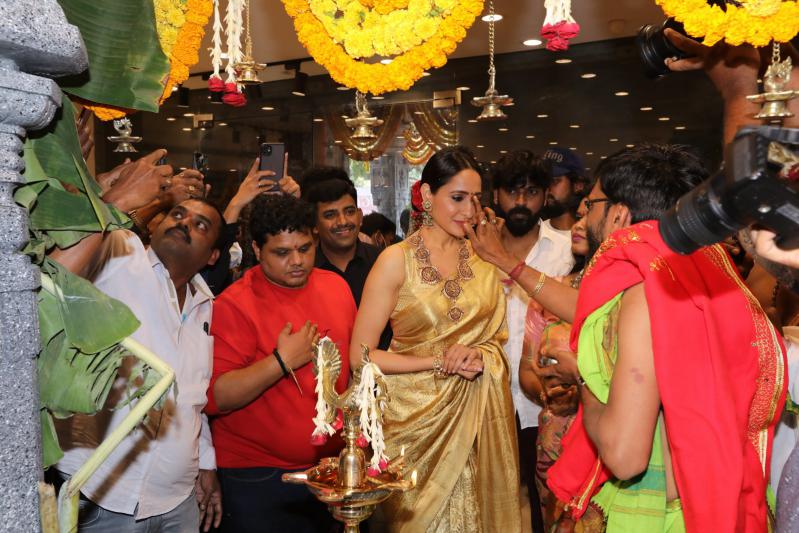 mugdha-14th-store-grand-launch-by-pragya-jaiswal-10.jpg