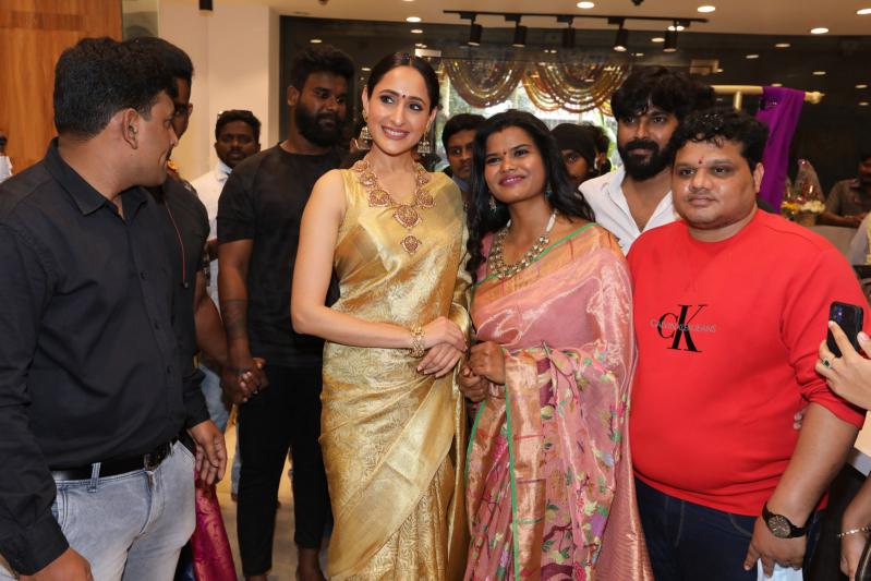 mugdha-14th-store-grand-launch-by-pragya-jaiswal-11.jpg