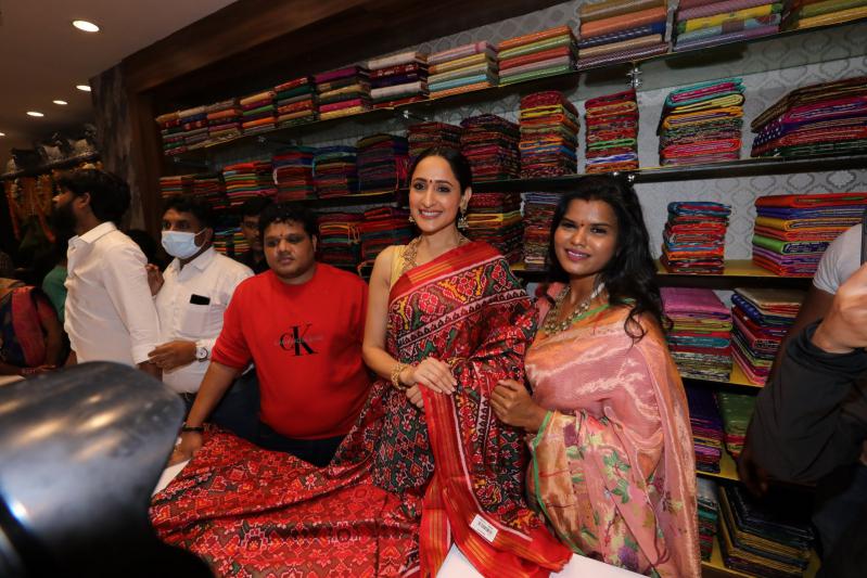 mugdha-14th-store-grand-launch-by-pragya-jaiswal-12.jpg
