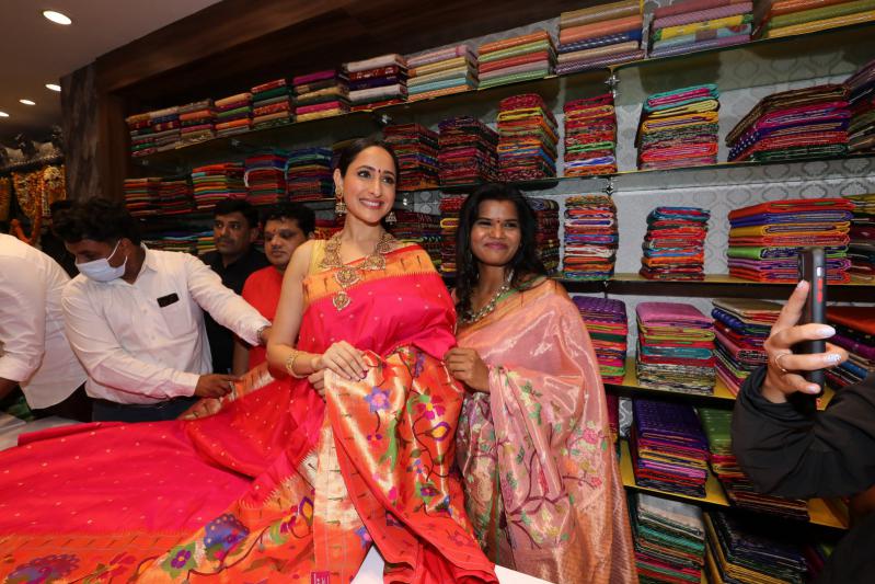 mugdha-14th-store-grand-launch-by-pragya-jaiswal-13.jpg