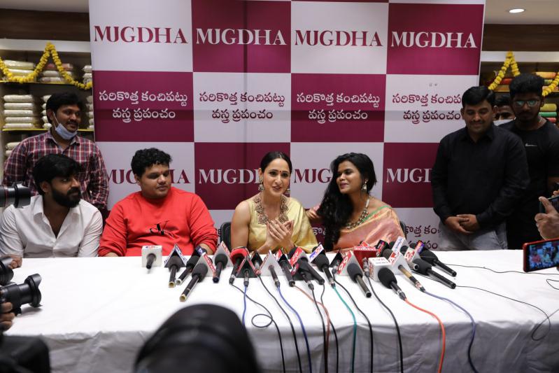 mugdha-14th-store-grand-launch-by-pragya-jaiswal-14.jpg