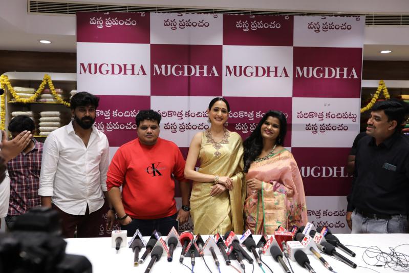 mugdha-14th-store-grand-launch-by-pragya-jaiswal-15.jpg