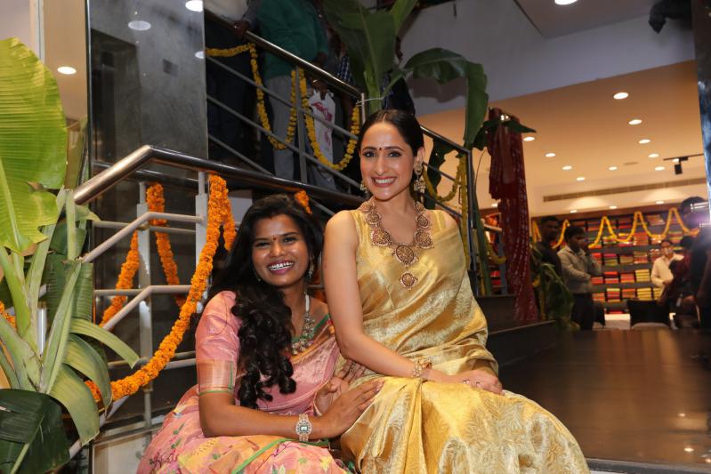 mugdha-14th-store-grand-launch-by-pragya-jaiswal-19.jpg