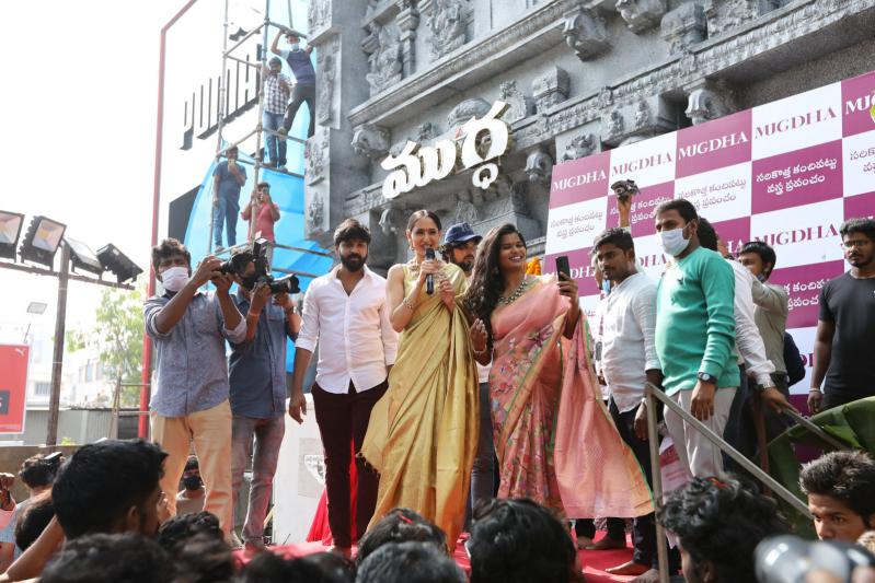 mugdha-14th-store-grand-launch-by-pragya-jaiswal-20.jpg
