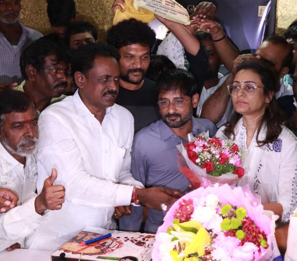 namrata-shirodkar-sarkaru-vari-paata-team-watched-movie-at-sudarshan-35mm-4.jpg