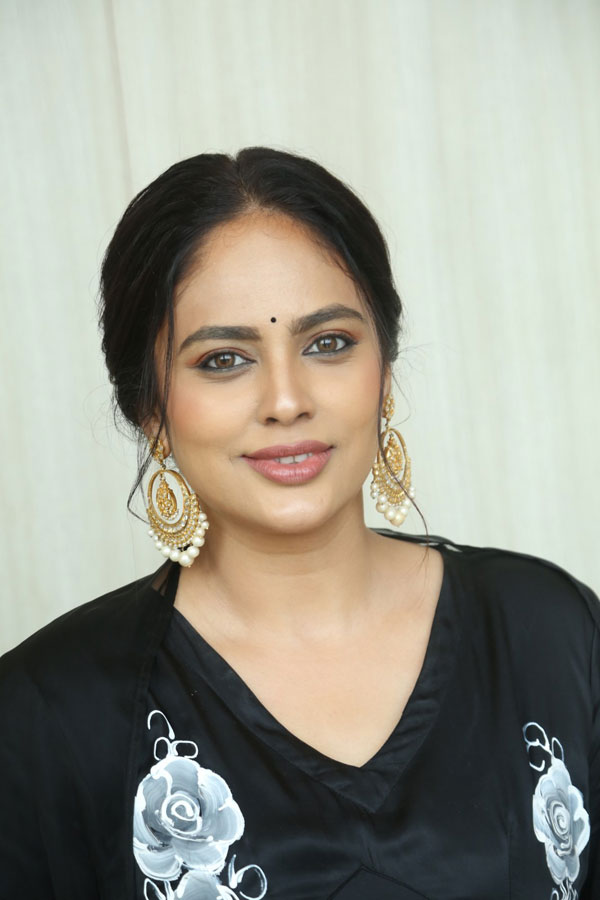 nanditha-swetha-stills-5-16.jpg