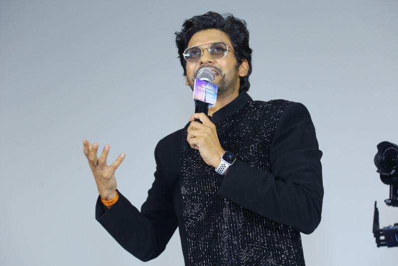 naveen-polishetty-stills-13.jpg