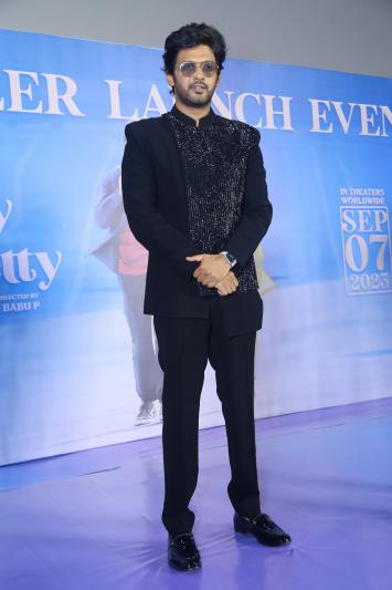 naveen-polishetty-stills-15.jpg
