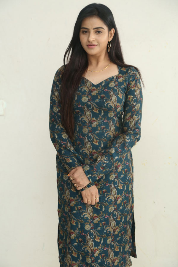 naveena-reddy-stills-14.jpg