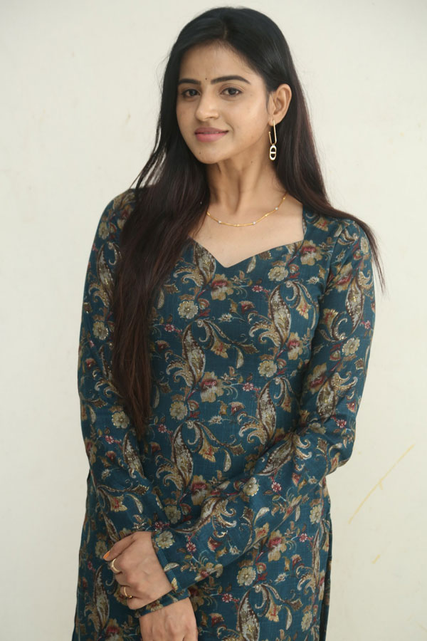 naveena-reddy-stills-15.jpg